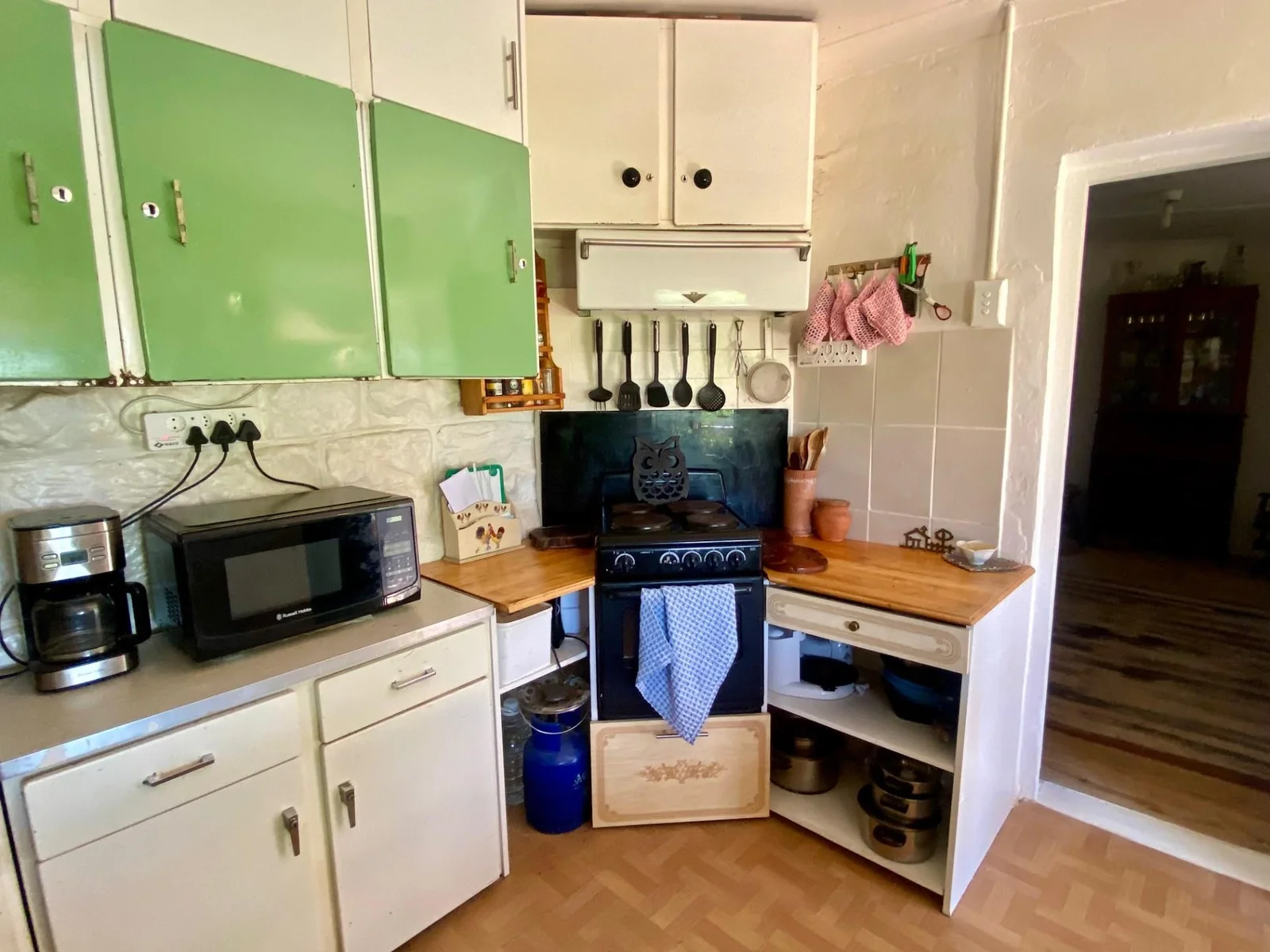 <br/>Cosy sandstone property with a well maintained garden and Watertank!<br/>