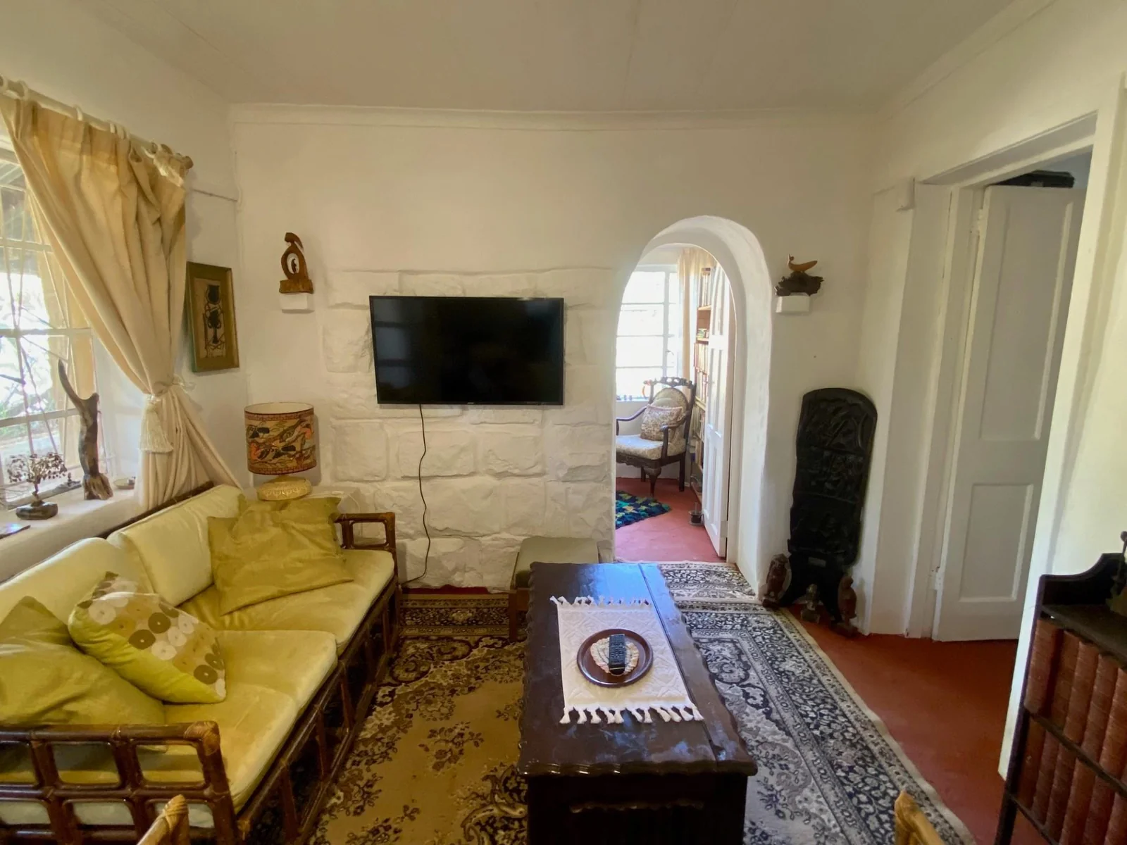 <br/>Cosy sandstone property with a well maintained garden and Watertank!<br/>