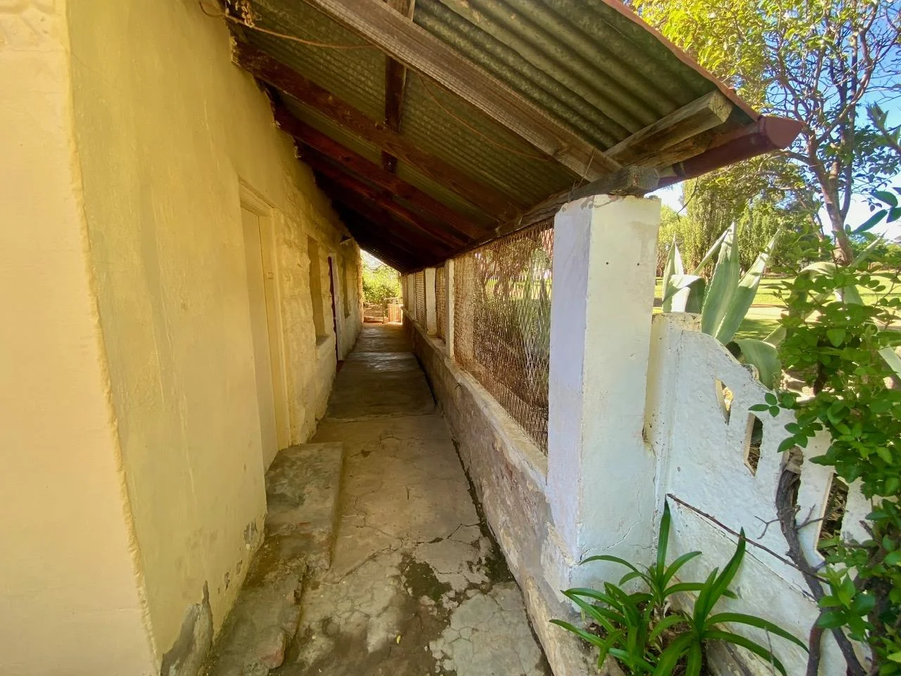 <br/>Cosy sandstone property with a well maintained garden and Watertank!<br/>