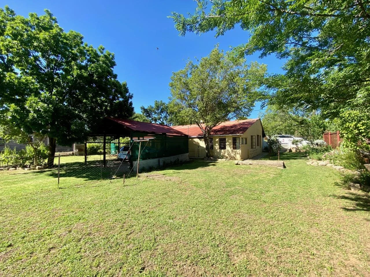 <br/>Cosy sandstone property with a well maintained garden and Watertank!<br/>