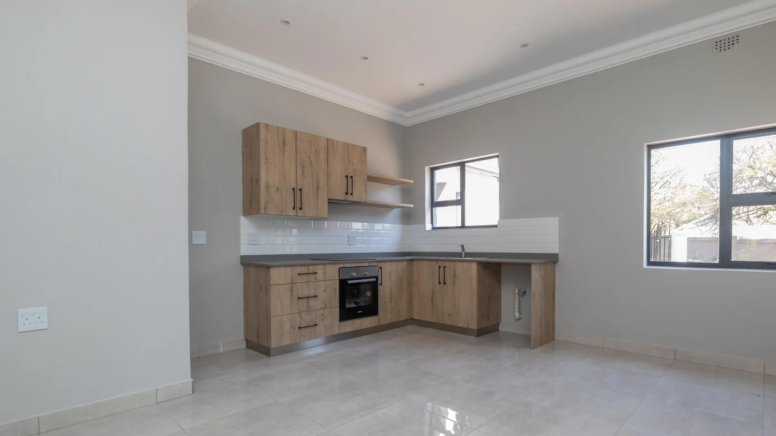 Large Bachelor apartment, separate kitchen