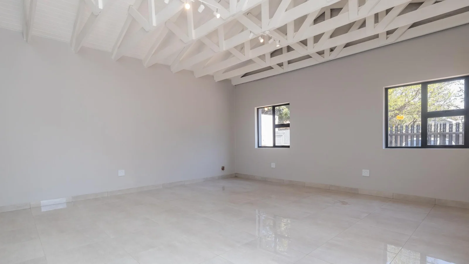 Large Bachelor apartment, separate kitchen