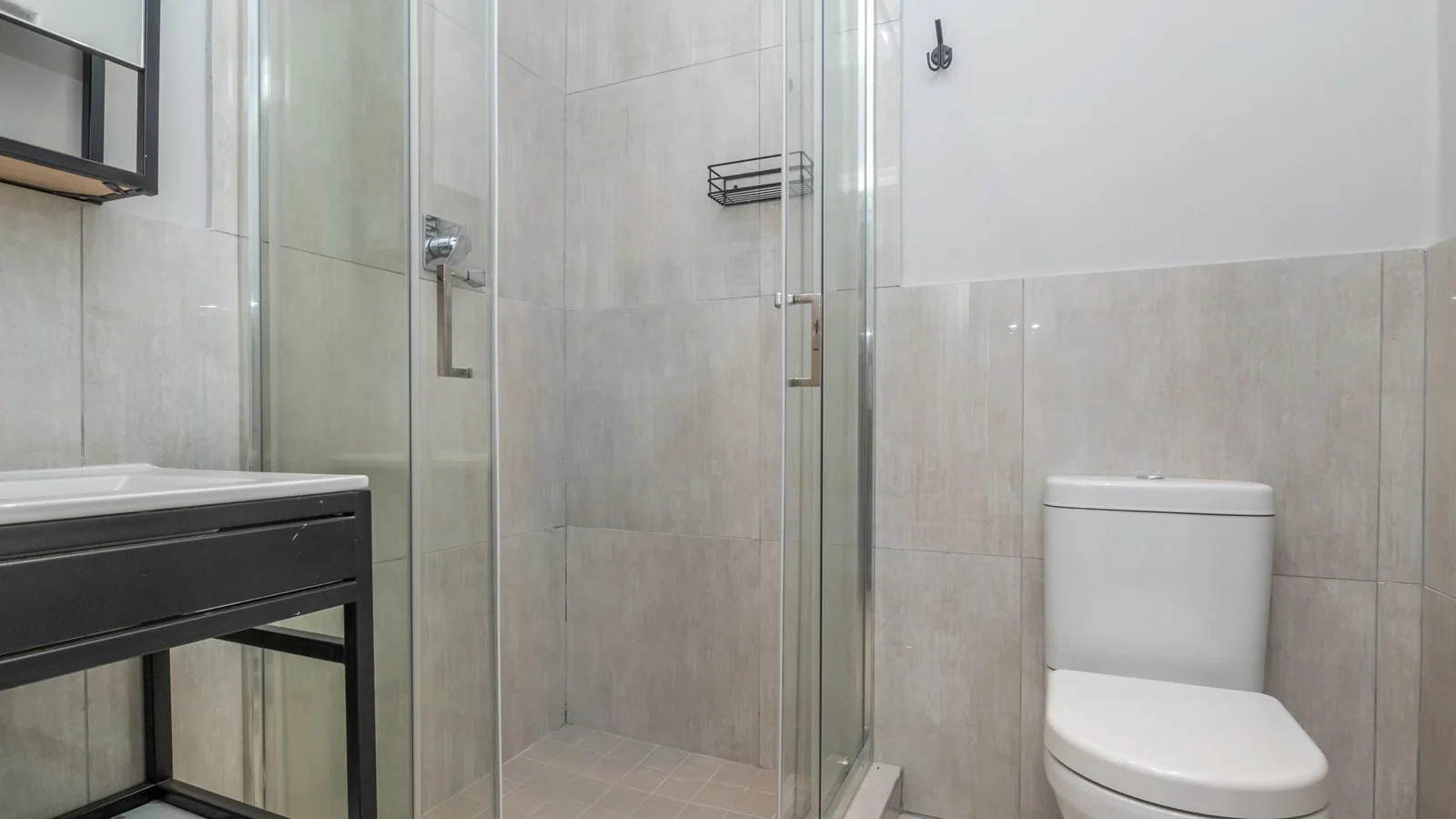 Large Bachelor apartment, separate kitchen