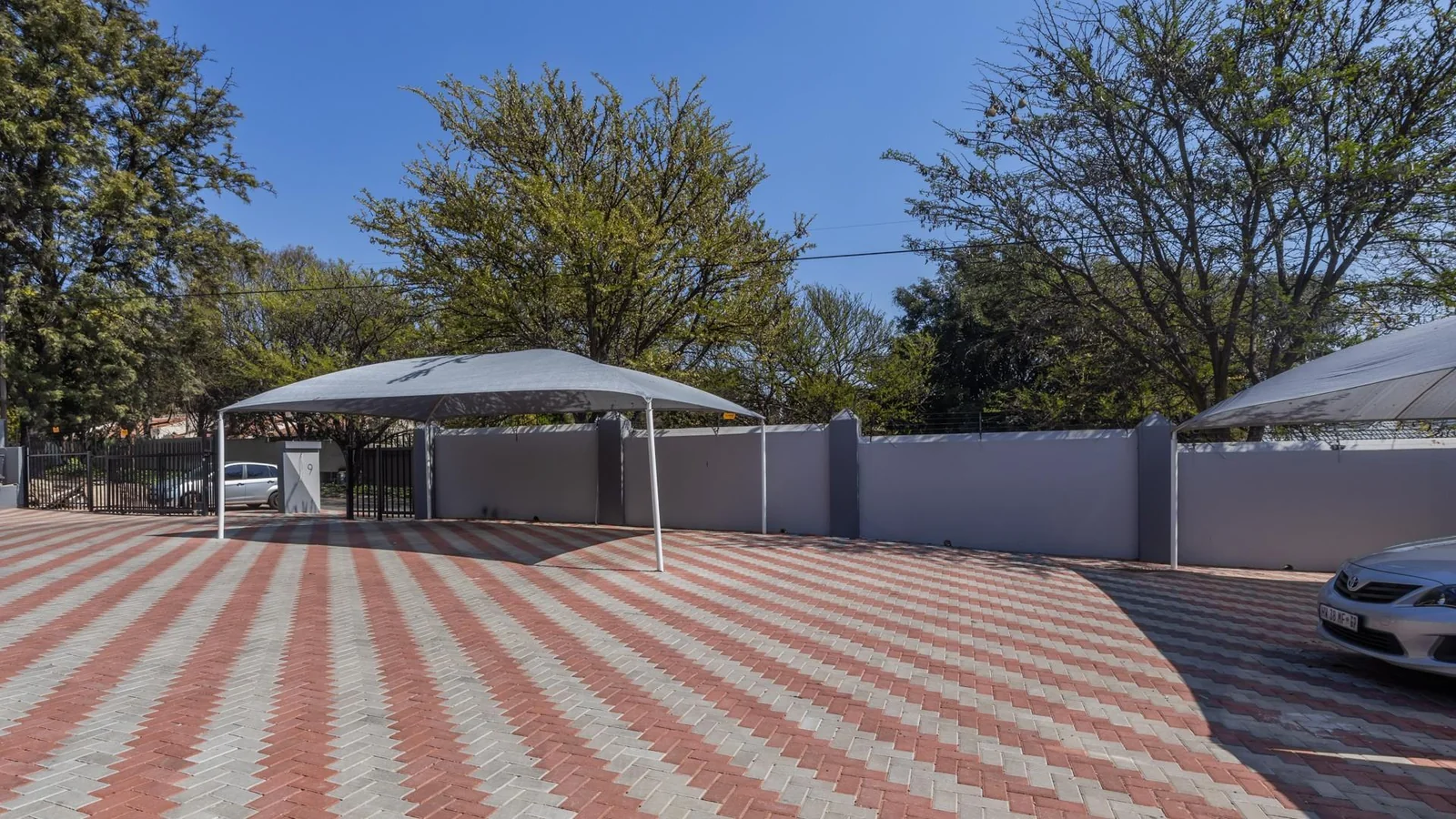 Large Bachelor apartment, separate kitchen