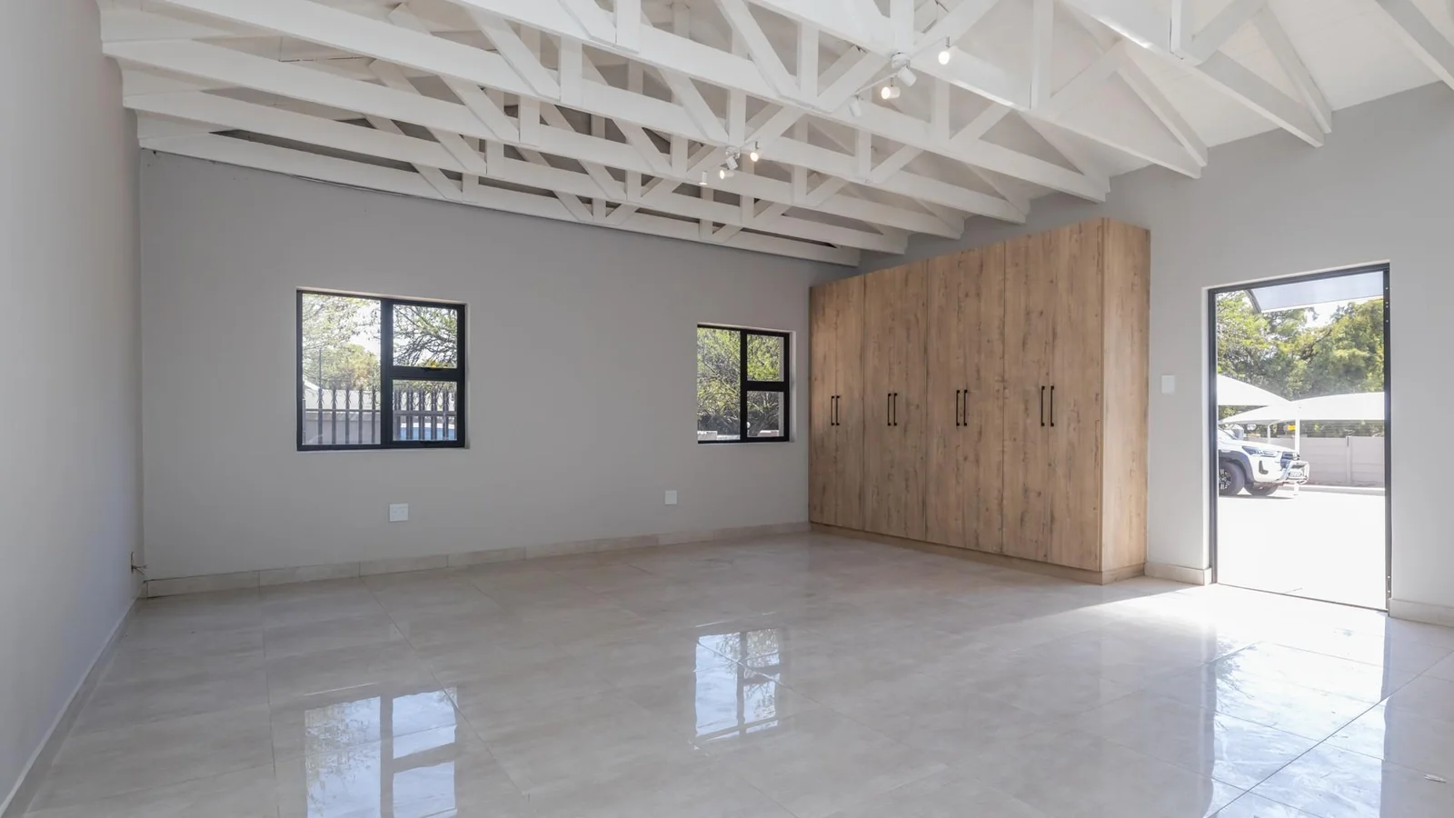 Large Bachelor apartment, separate kitchen