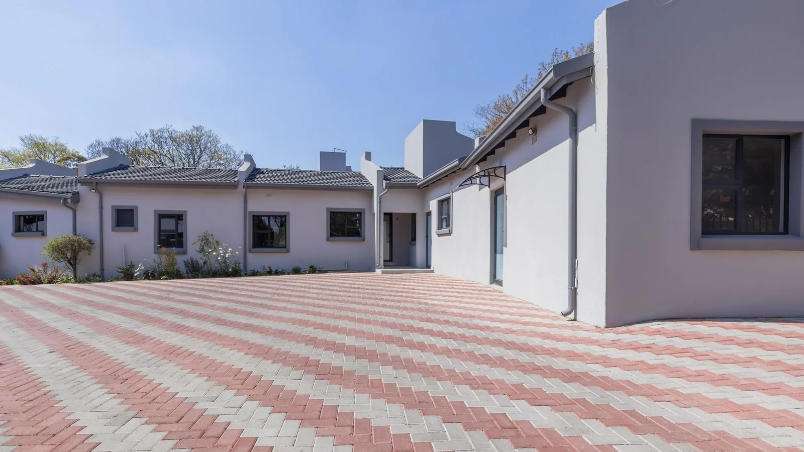 Large Bachelor apartment, separate kitchen