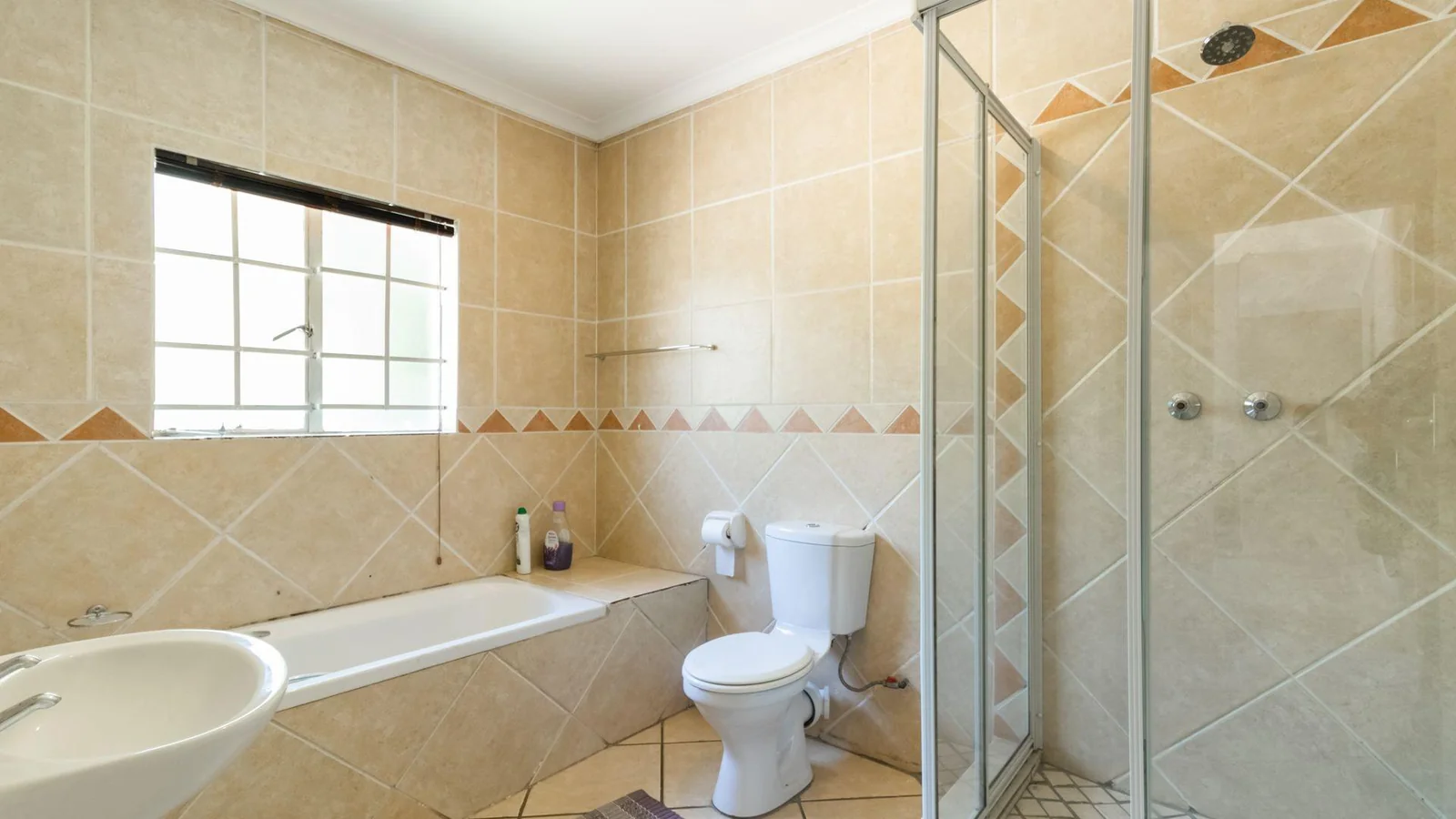 House, Three beds, Double garage, Two baths, Garden