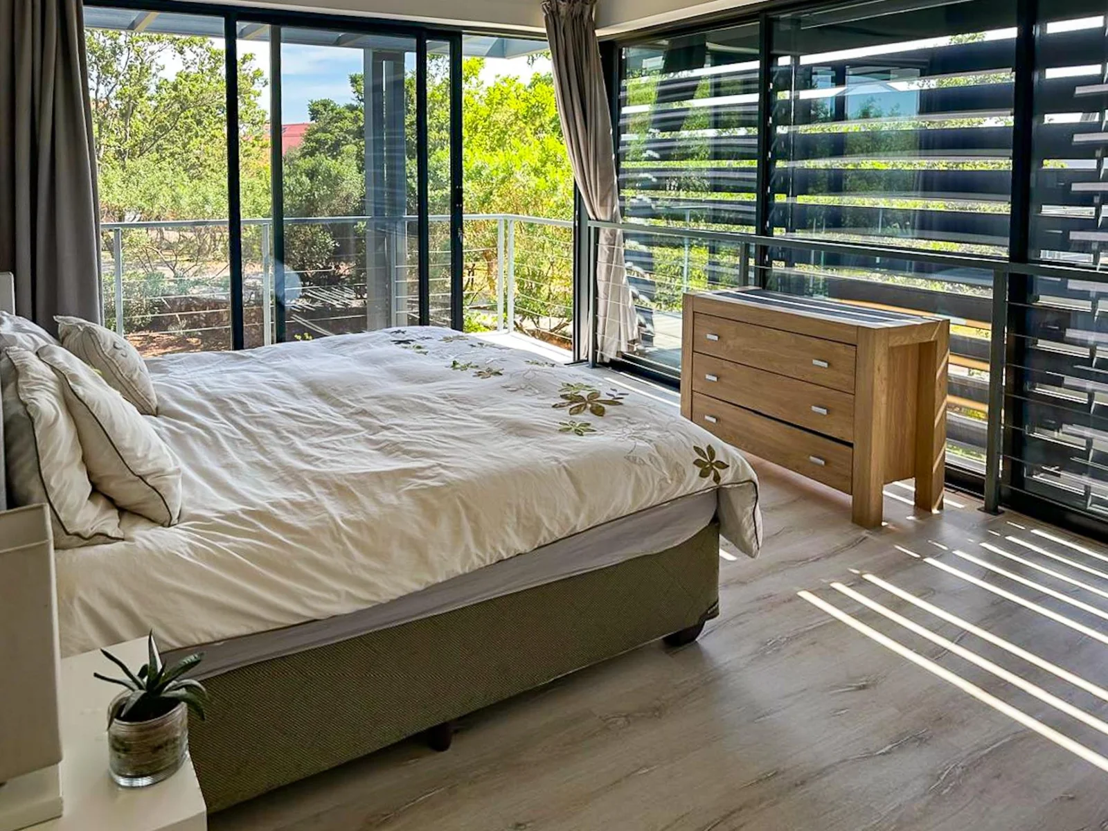 Modern Family Home with Luxury Finishes and Exceptional Features To Rent in Southdowns Estate