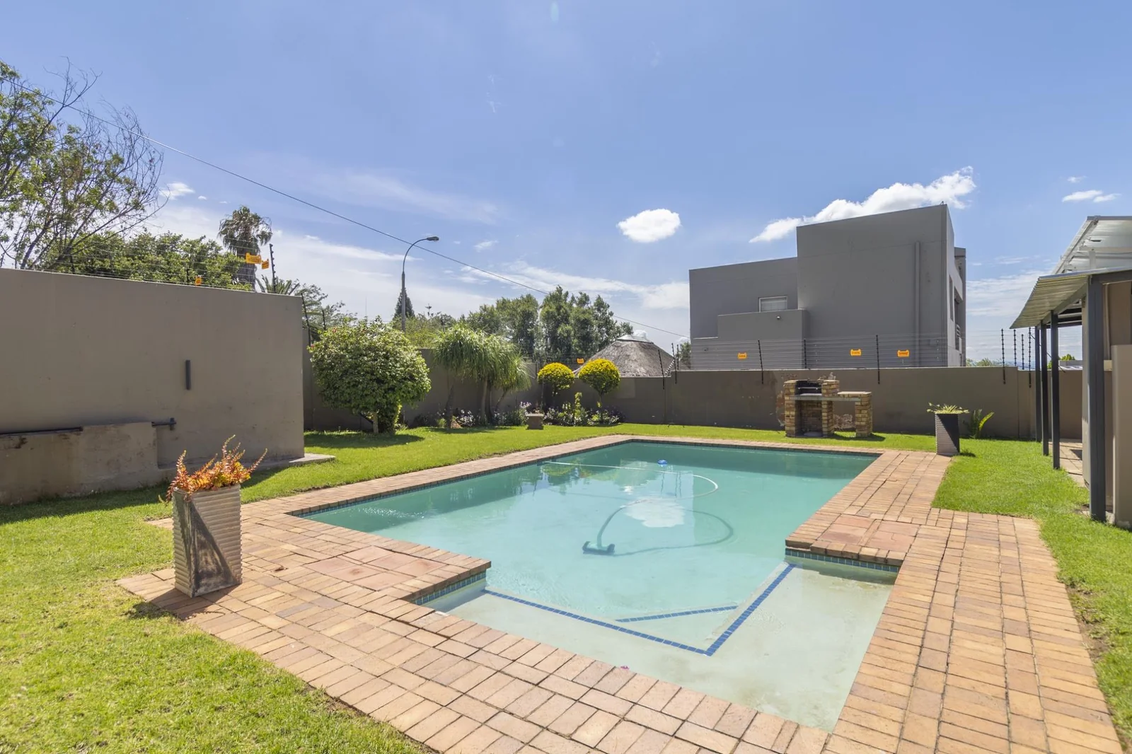 For Sale: 1 Bed, 1 Bath Pet-Friendly Ground Floor Apartment in Radiokop