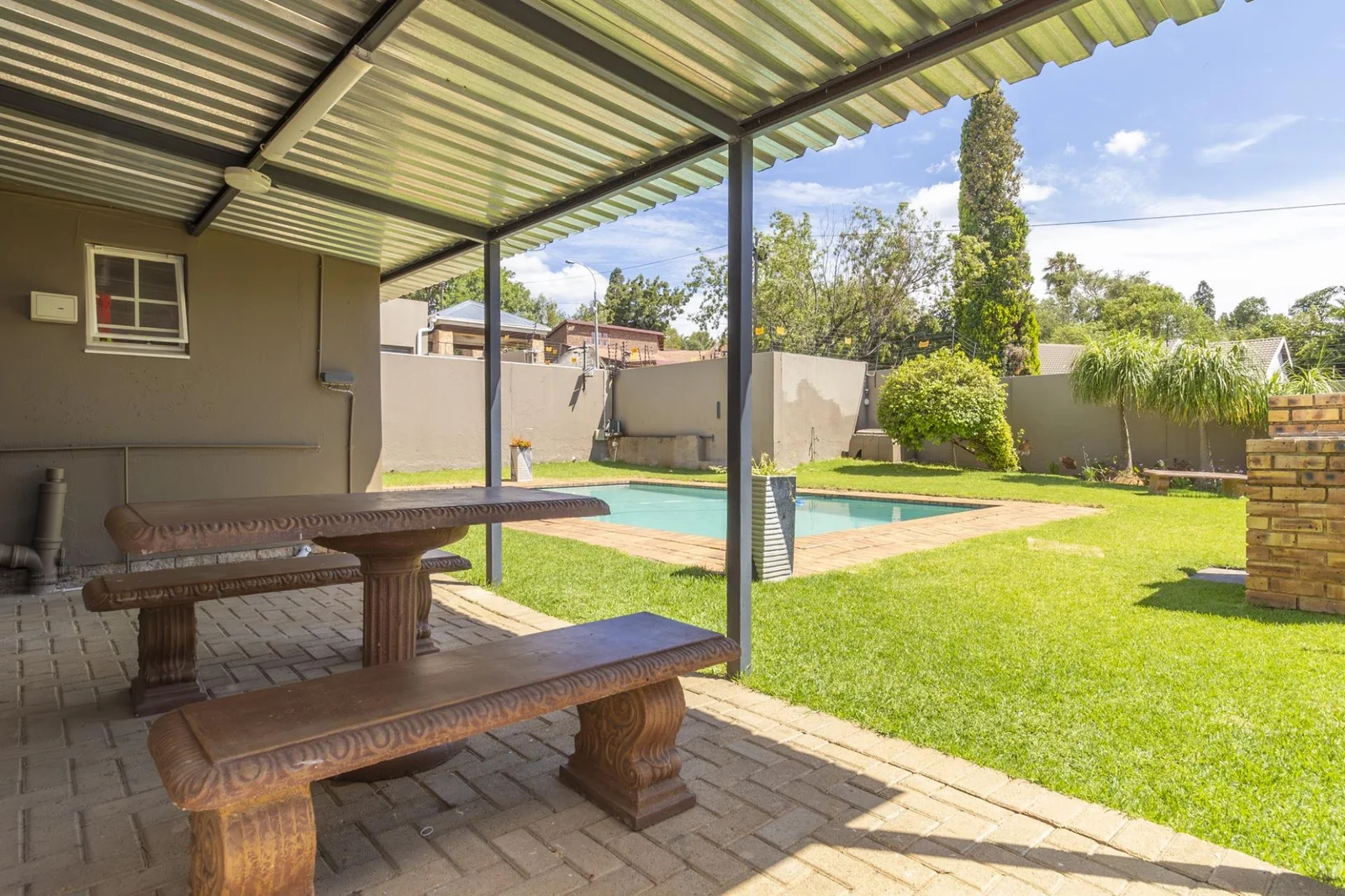 For Sale: 1 Bed, 1 Bath Pet-Friendly Ground Floor Apartment in Radiokop