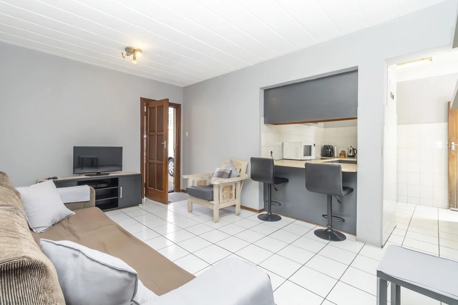 For Sale: 1 Bed, 1 Bath Pet-Friendly Ground Floor Apartment in Radiokop