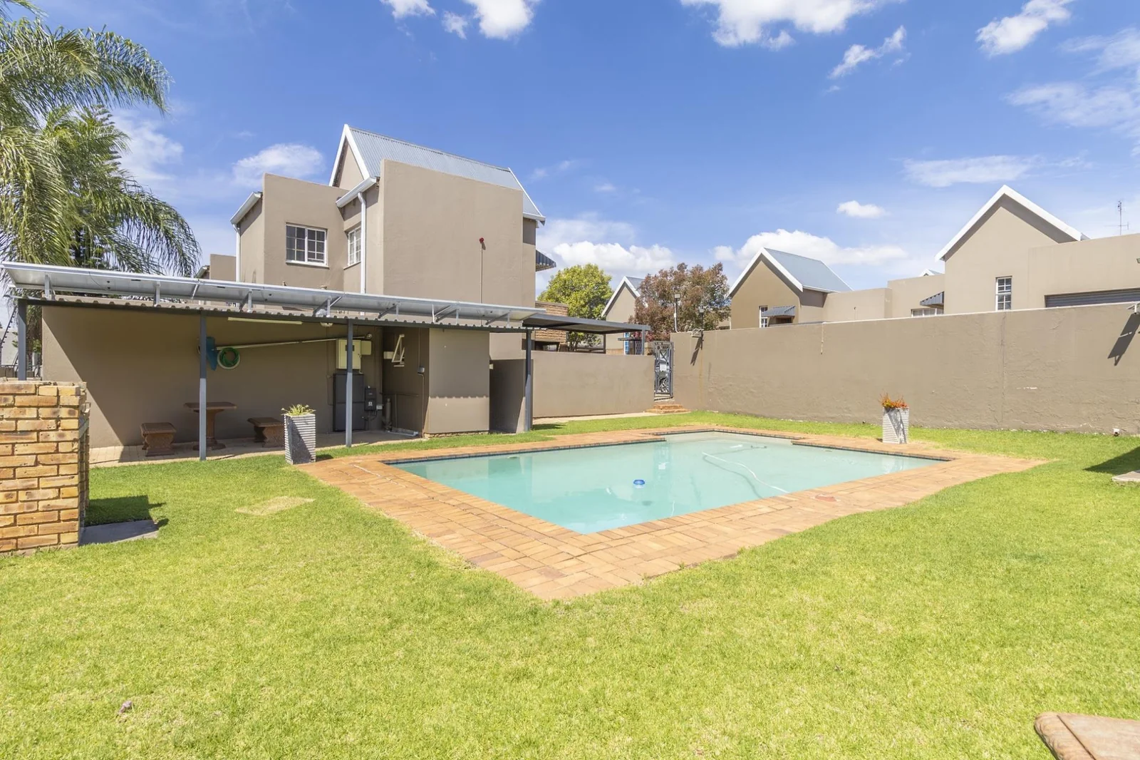 For Sale: 1 Bed, 1 Bath Pet-Friendly Ground Floor Apartment in Radiokop