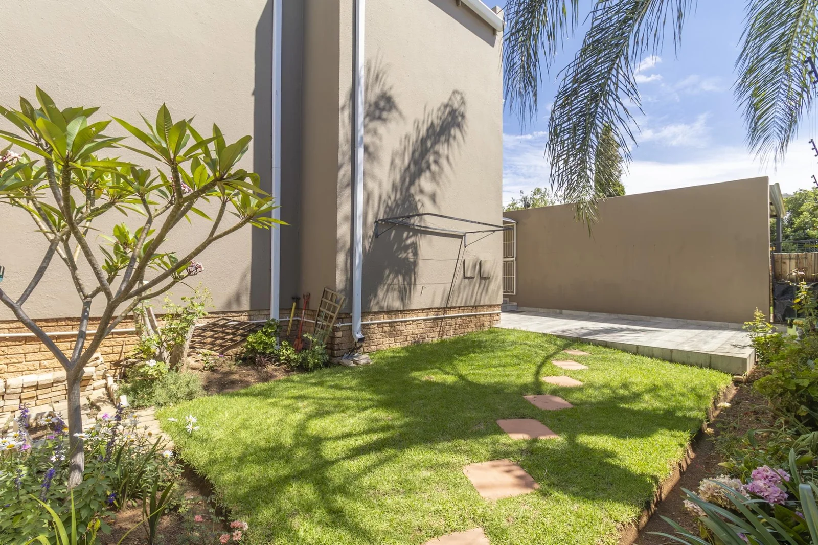 For Sale: 1 Bed, 1 Bath Pet-Friendly Ground Floor Apartment in Radiokop
