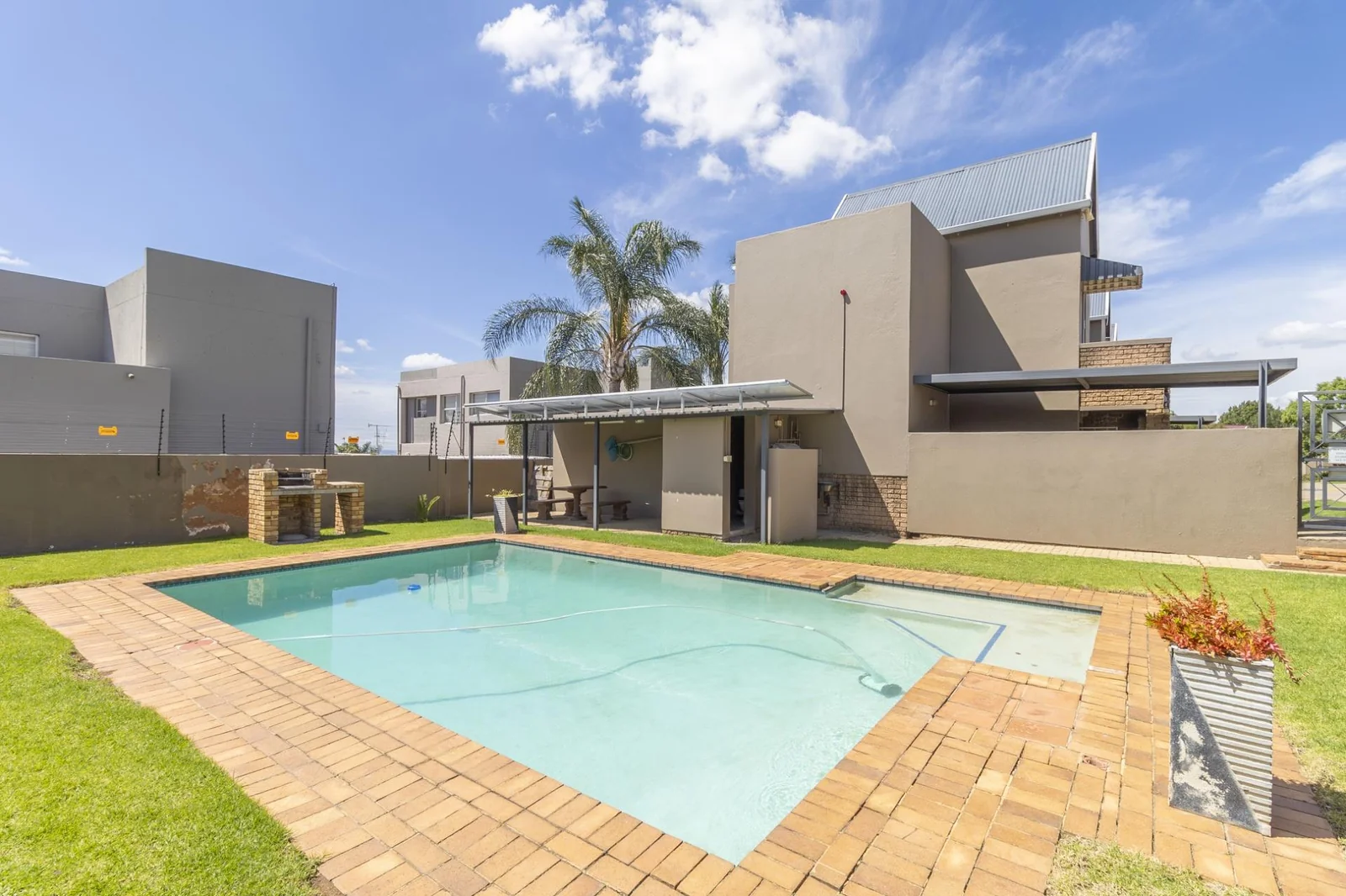 For Sale: 1 Bed, 1 Bath Pet-Friendly Ground Floor Apartment in Radiokop