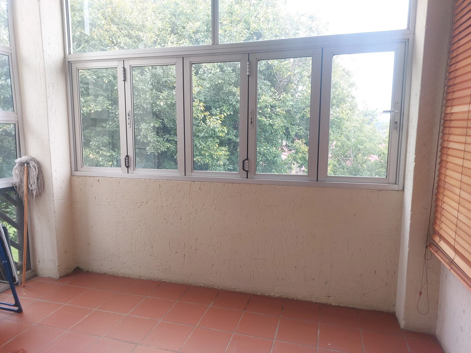 Do not mis this ideal investment ensuring a permanent holiday lifestyle on the Vaal River bend.