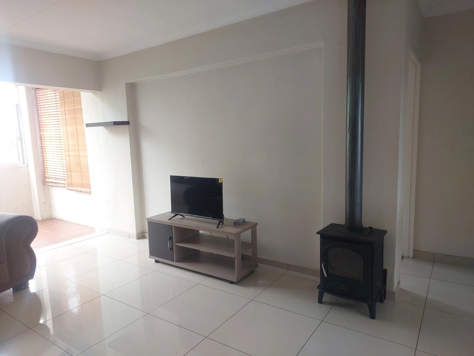 Do not mis this ideal investment ensuring a permanent holiday lifestyle on the Vaal River bend.