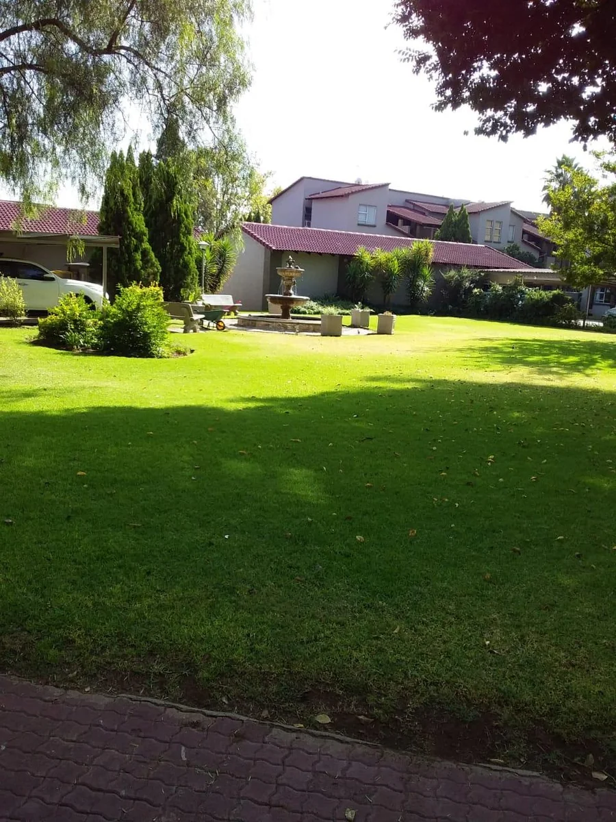 Do not mis this ideal investment ensuring a permanent holiday lifestyle on the Vaal River bend.