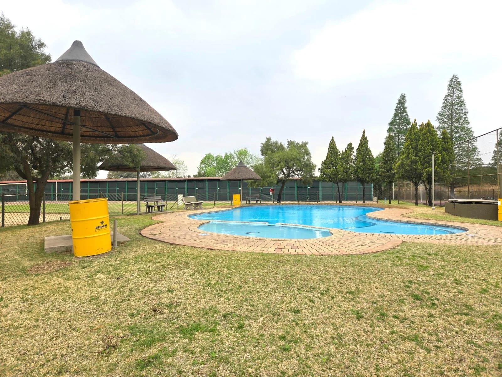 Do not mis this ideal investment ensuring a permanent holiday lifestyle on the Vaal River bend.