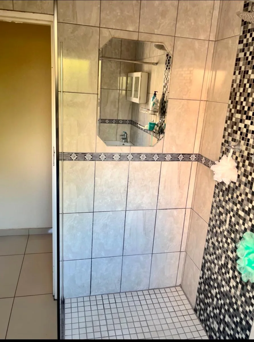 Do not mis this ideal investment ensuring a permanent holiday lifestyle on the Vaal River bend.