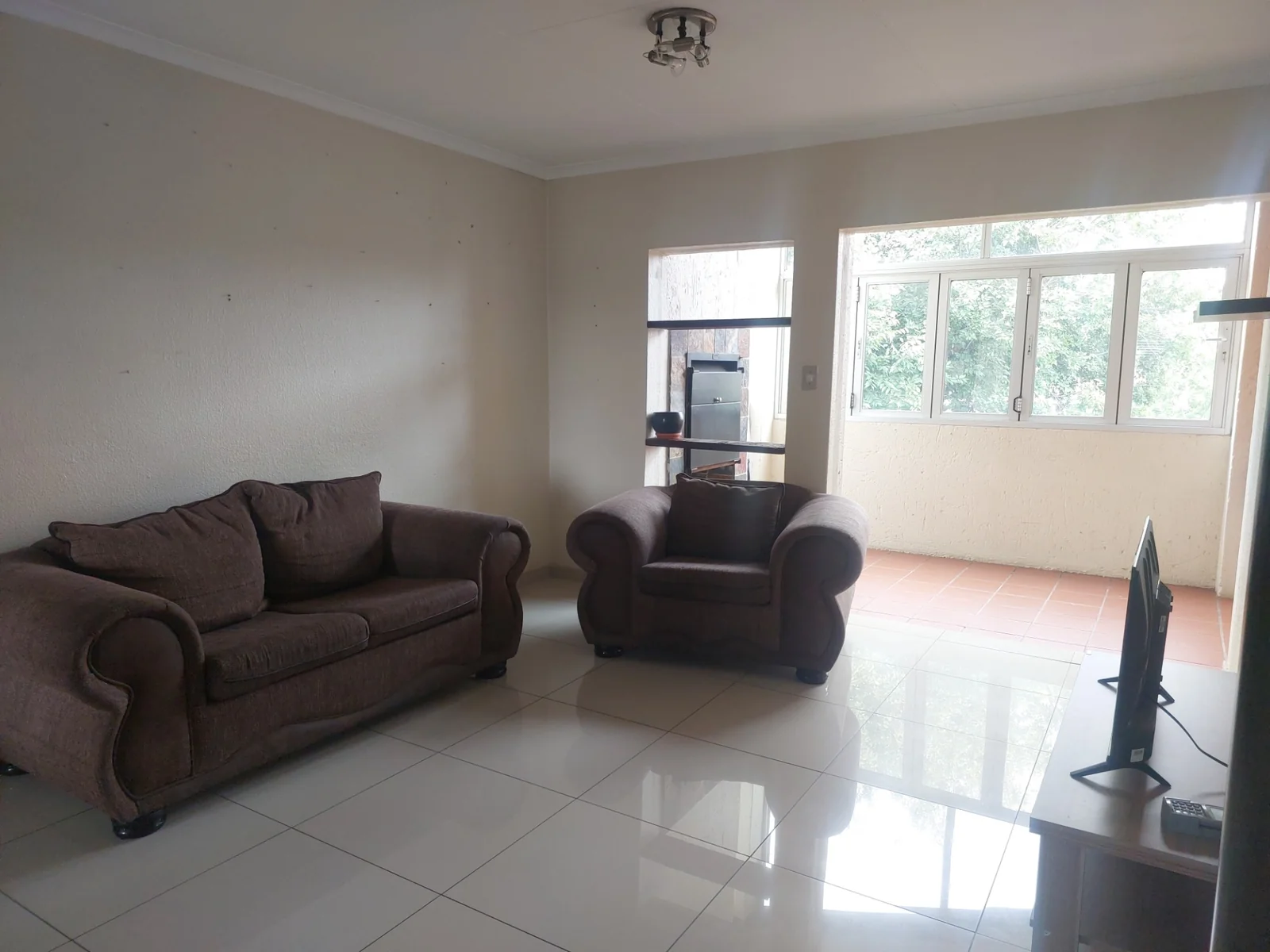 Do not mis this ideal investment ensuring a permanent holiday lifestyle on the Vaal River bend.