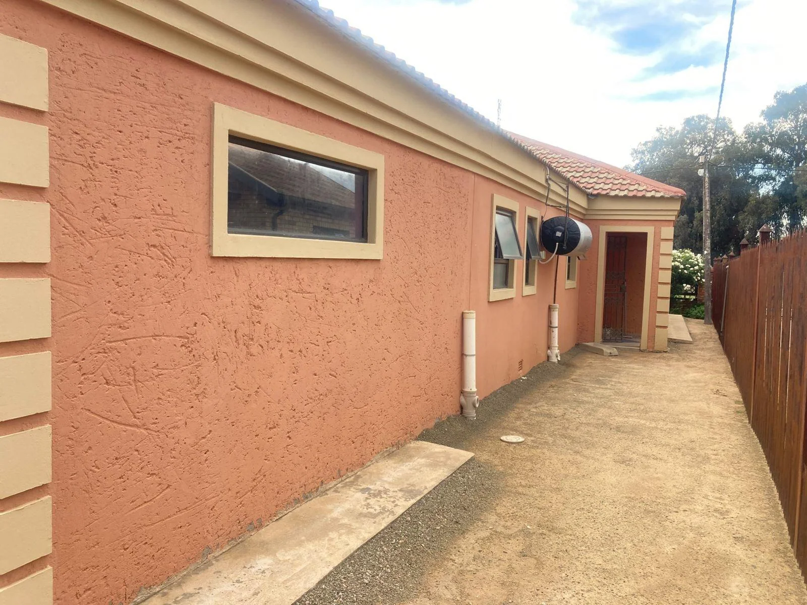 Don't miss out on this 3 bedroom, full house combo