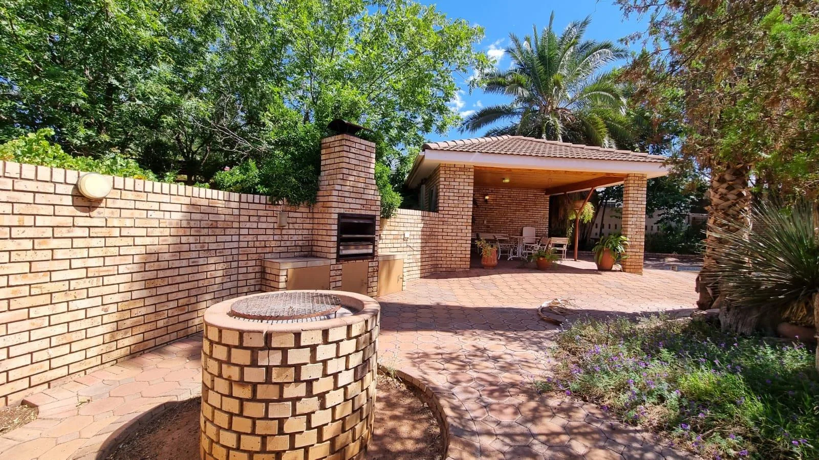 3 Bedroom,2 Bathroom house with a 3 Car garage For Sale in Postmasburg