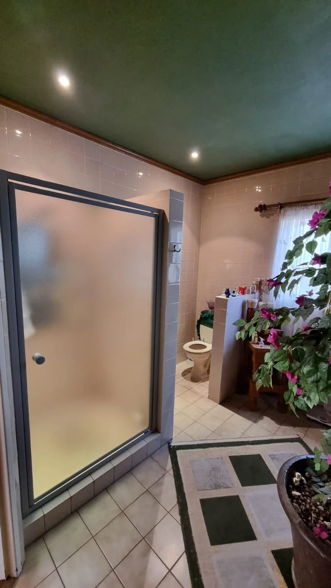 3 Bedroom,2 Bathroom house with a 3 Car garage For Sale in Postmasburg