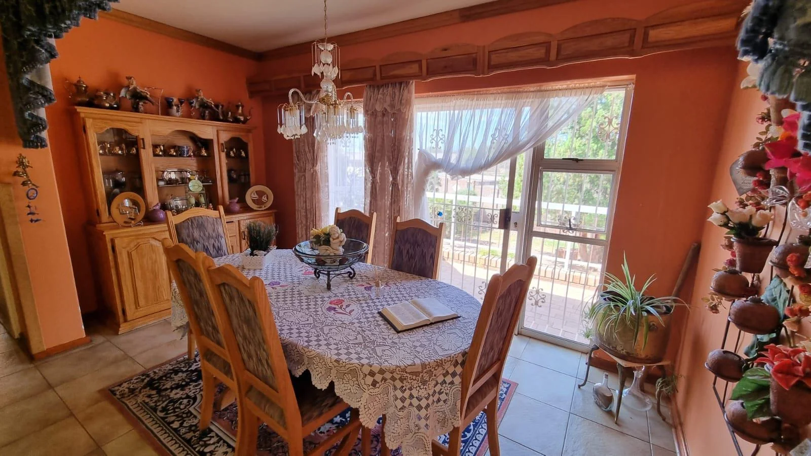 3 Bedroom,2 Bathroom house with a 3 Car garage For Sale in Postmasburg