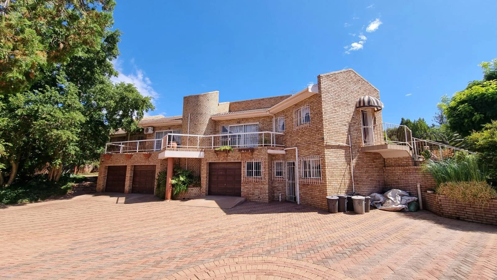 3 Bedroom,2 Bathroom house with a 3 Car garage For Sale in Postmasburg