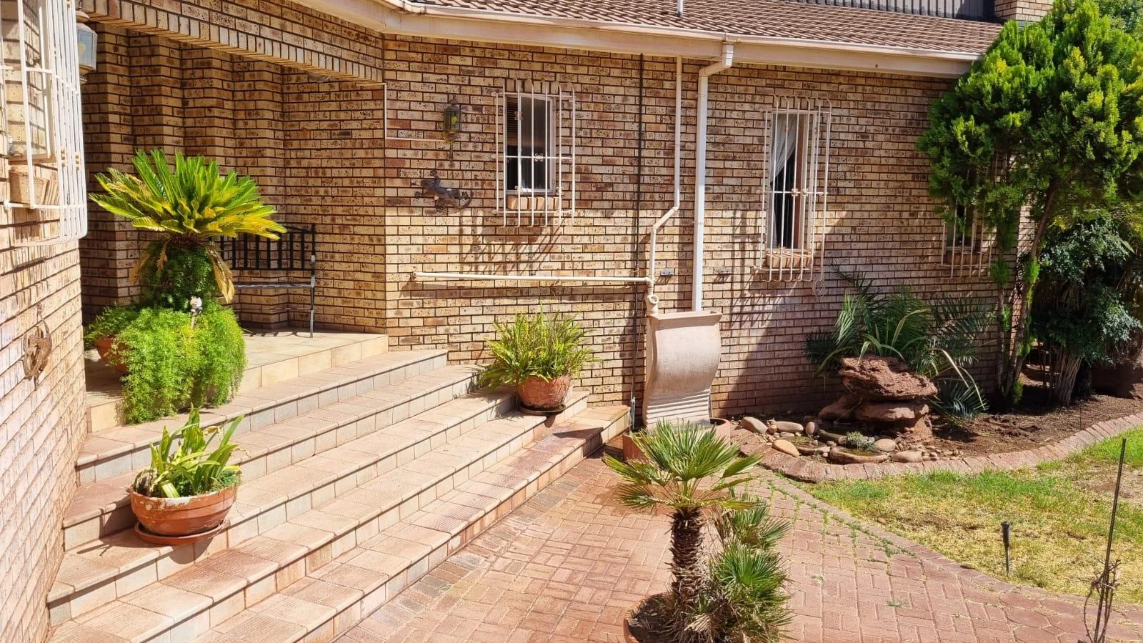 3 Bedroom,2 Bathroom house with a 3 Car garage For Sale in Postmasburg