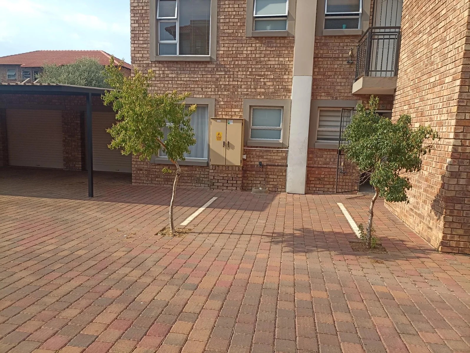 SOLE MANDATE!!<br/><br/>BEAUTIFUL GROUND FLOOR SIMPLEX 4 SALE IN MONTANA!!!!