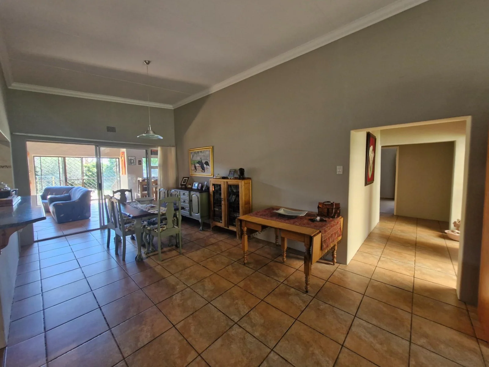 Entertainer's paradise - spacious home with premium features !