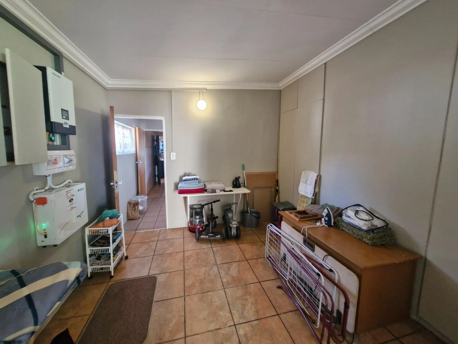 Entertainer's paradise - spacious home with premium features !