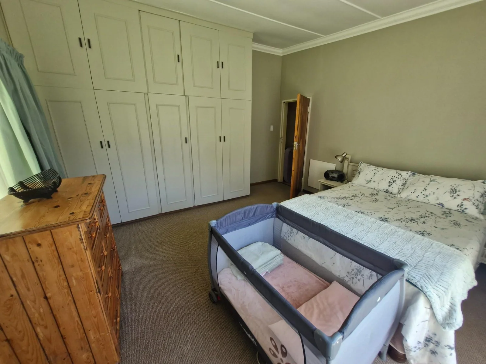 Entertainer's paradise - spacious home with premium features !