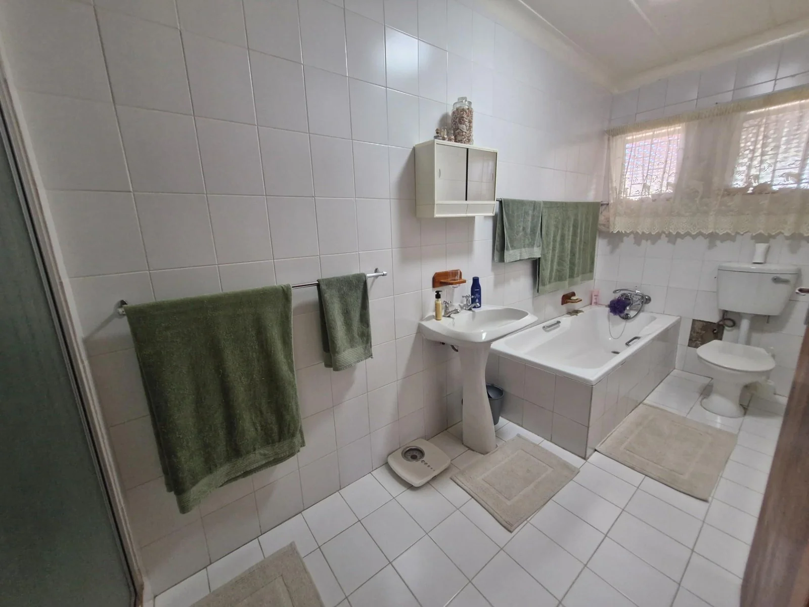 Entertainer's paradise - spacious home with premium features !