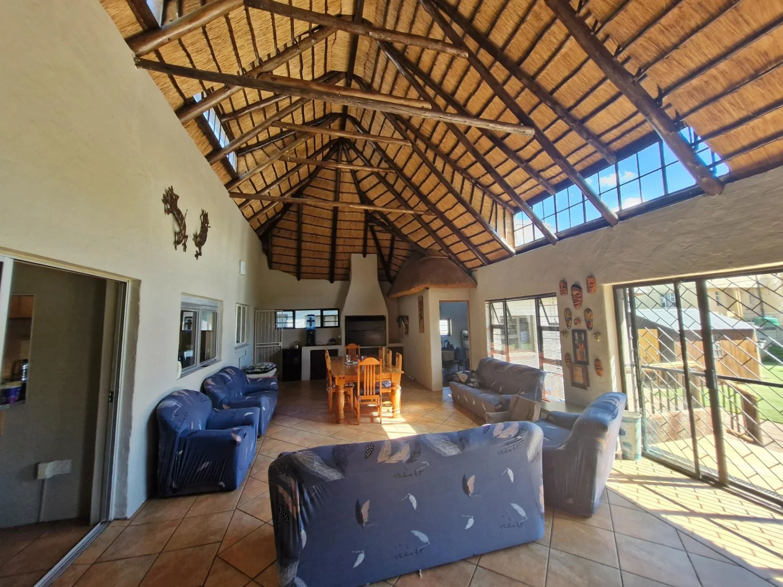 Entertainer's paradise - spacious home with premium features !