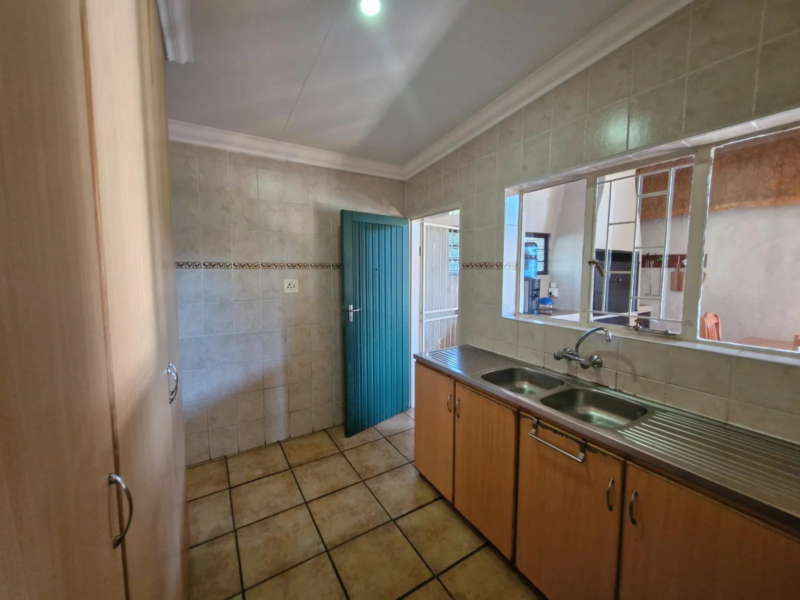 Entertainer's paradise - spacious home with premium features !