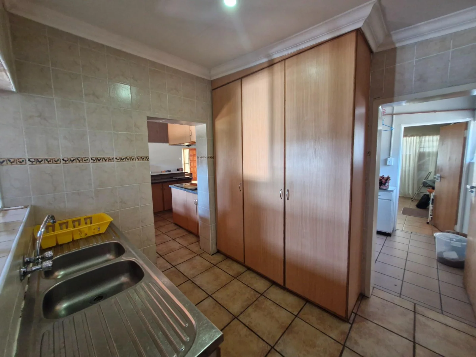 Entertainer's paradise - spacious home with premium features !