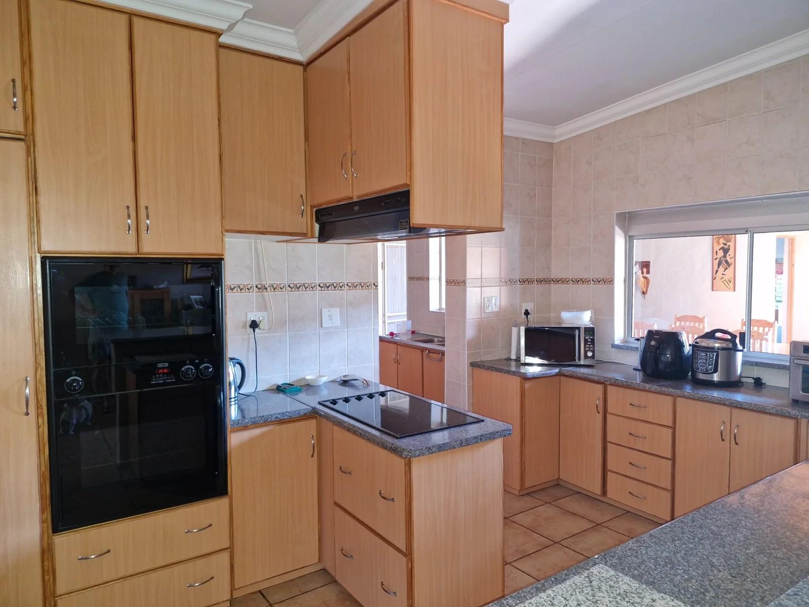 Entertainer's paradise - spacious home with premium features !