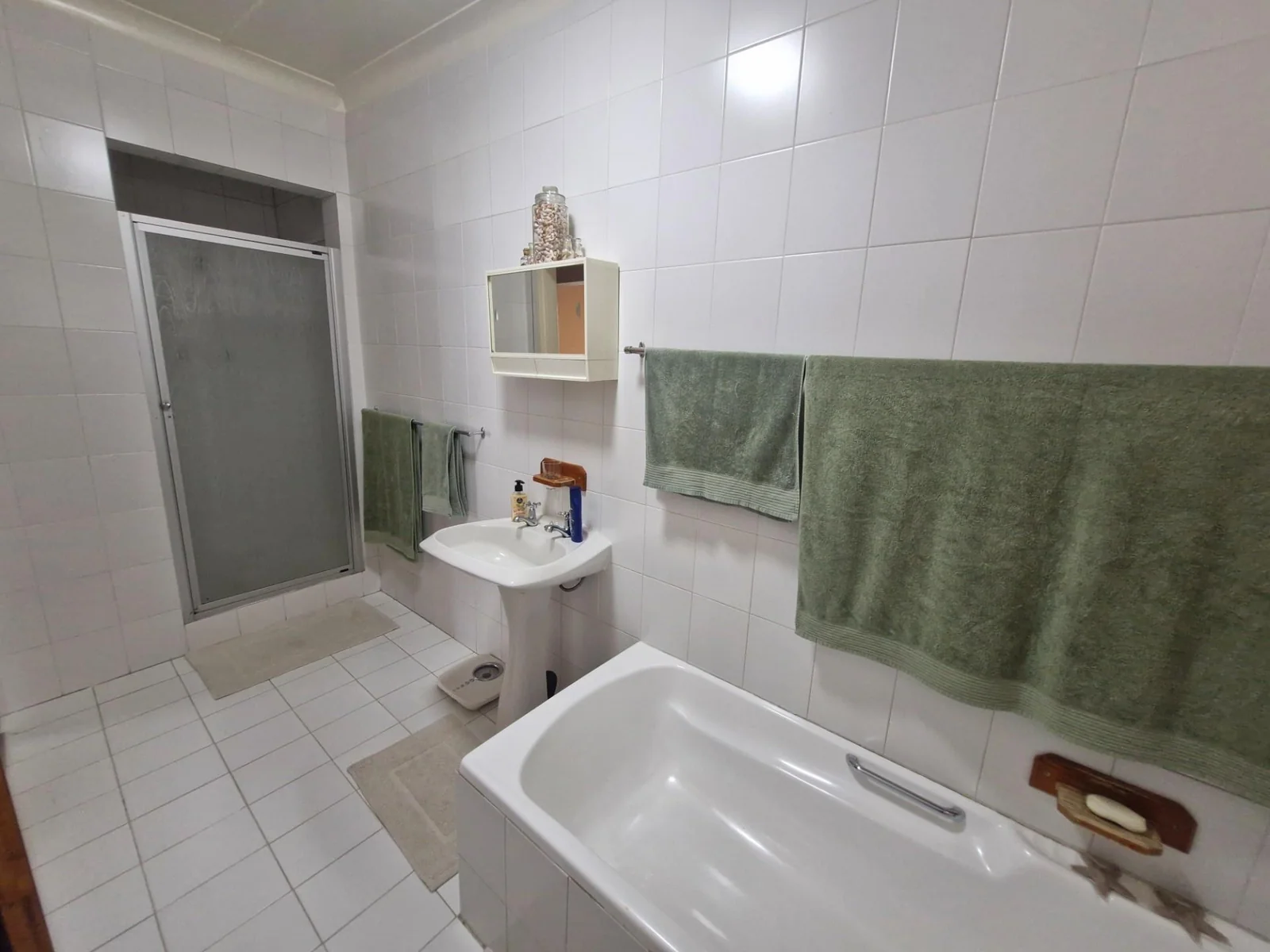 Entertainer's paradise - spacious home with premium features !