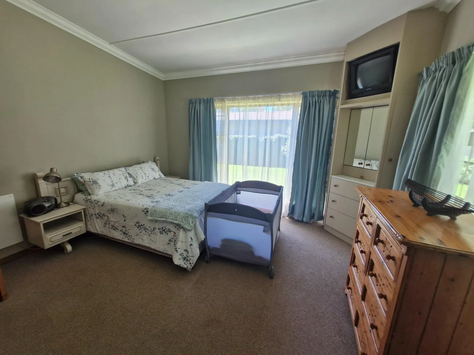 Entertainer's paradise - spacious home with premium features !