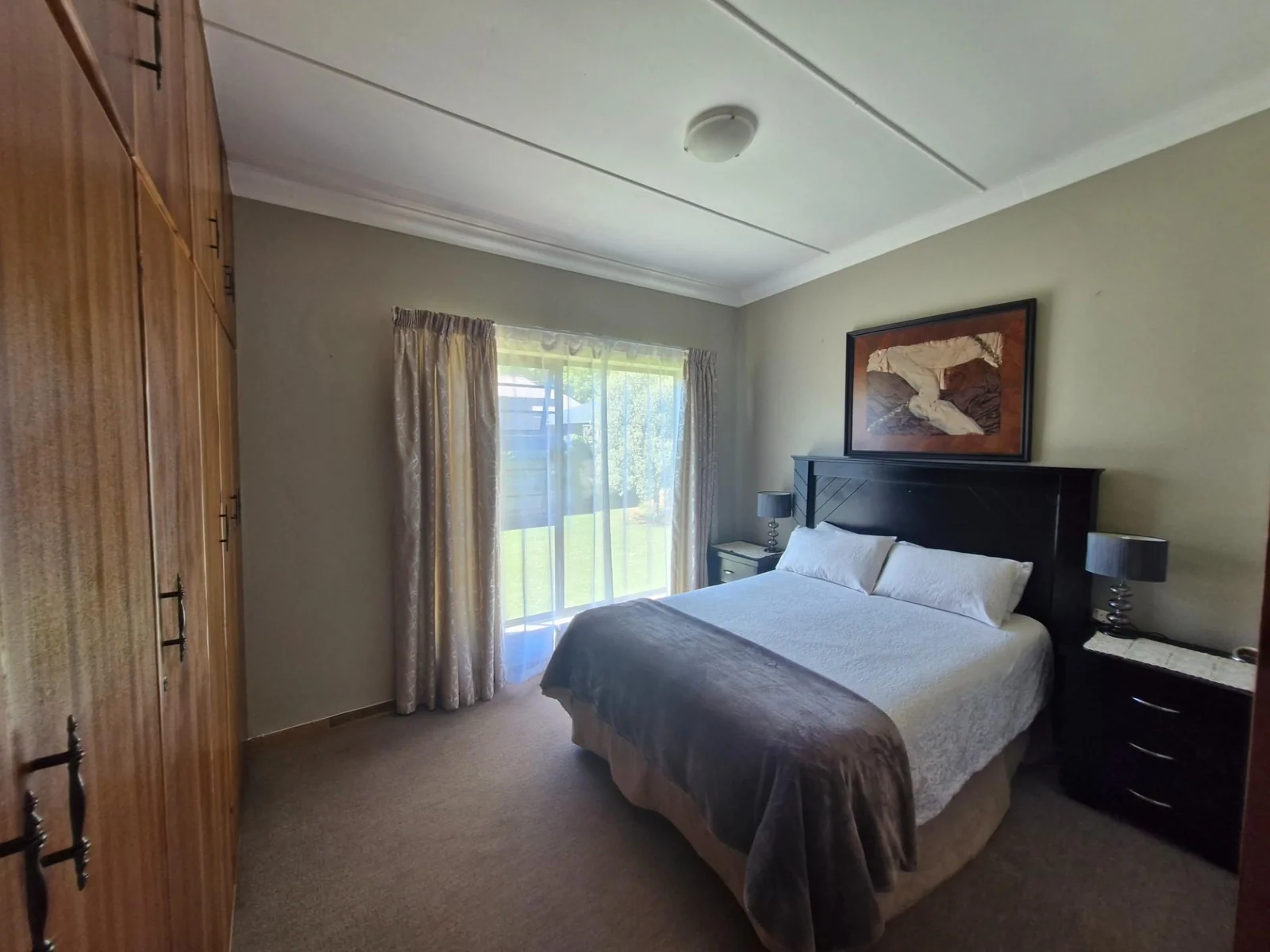 Entertainer's paradise - spacious home with premium features !