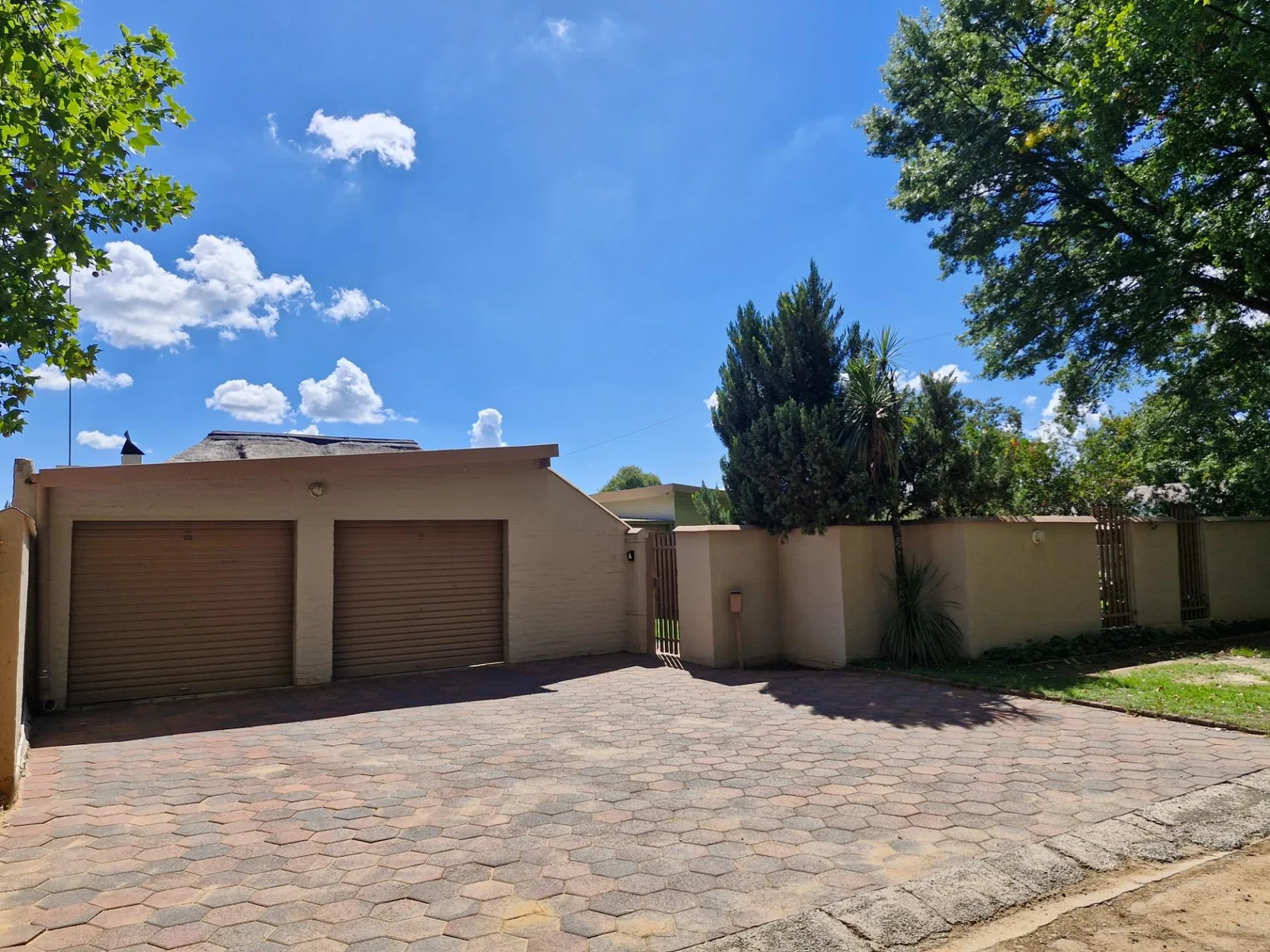 Entertainer's paradise - spacious home with premium features !