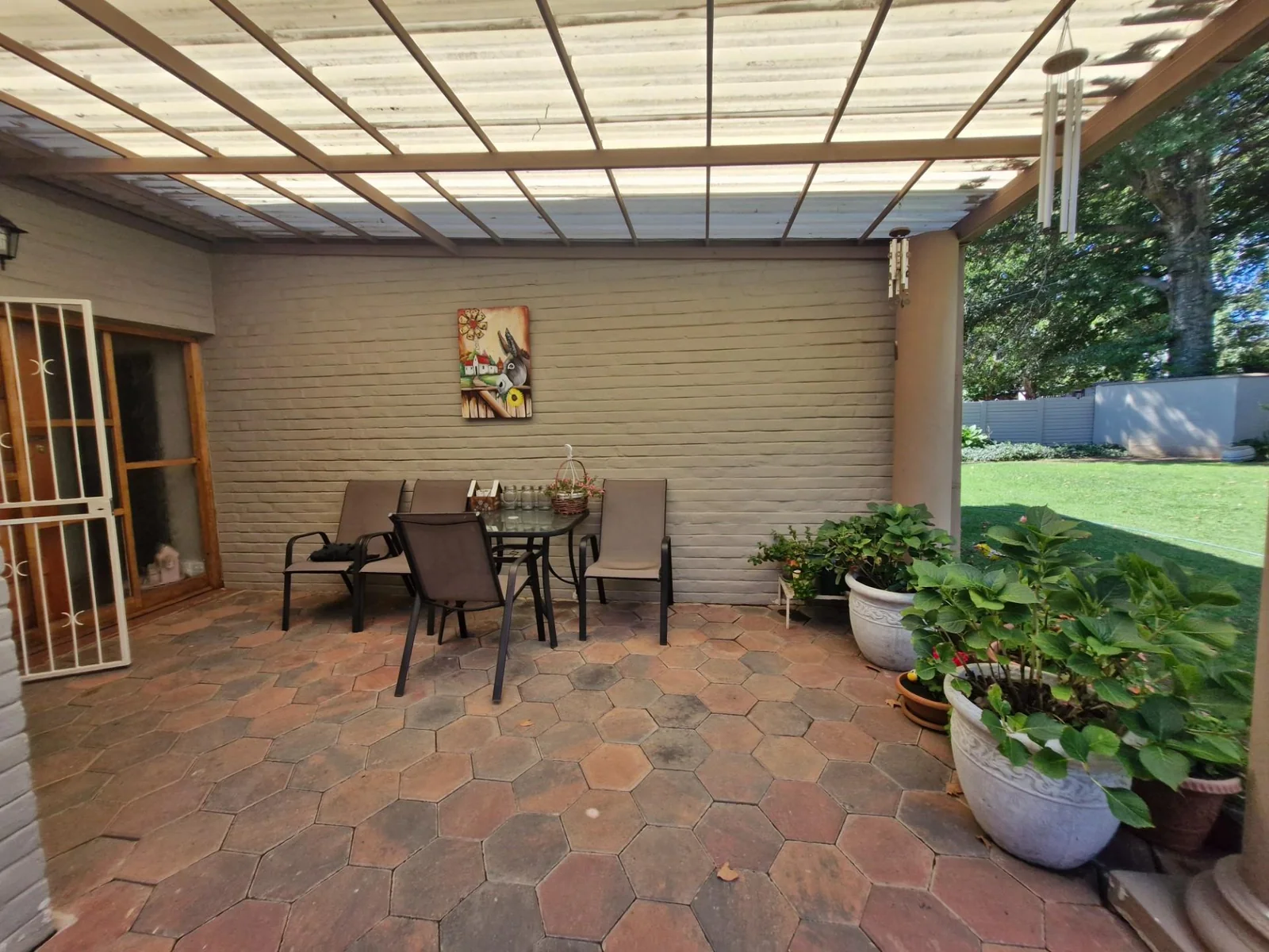 Entertainer's paradise - spacious home with premium features !