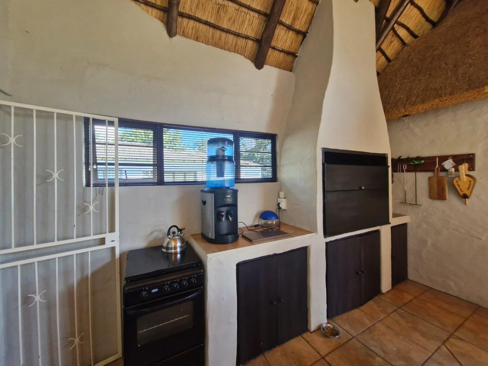 Entertainer's paradise - spacious home with premium features !