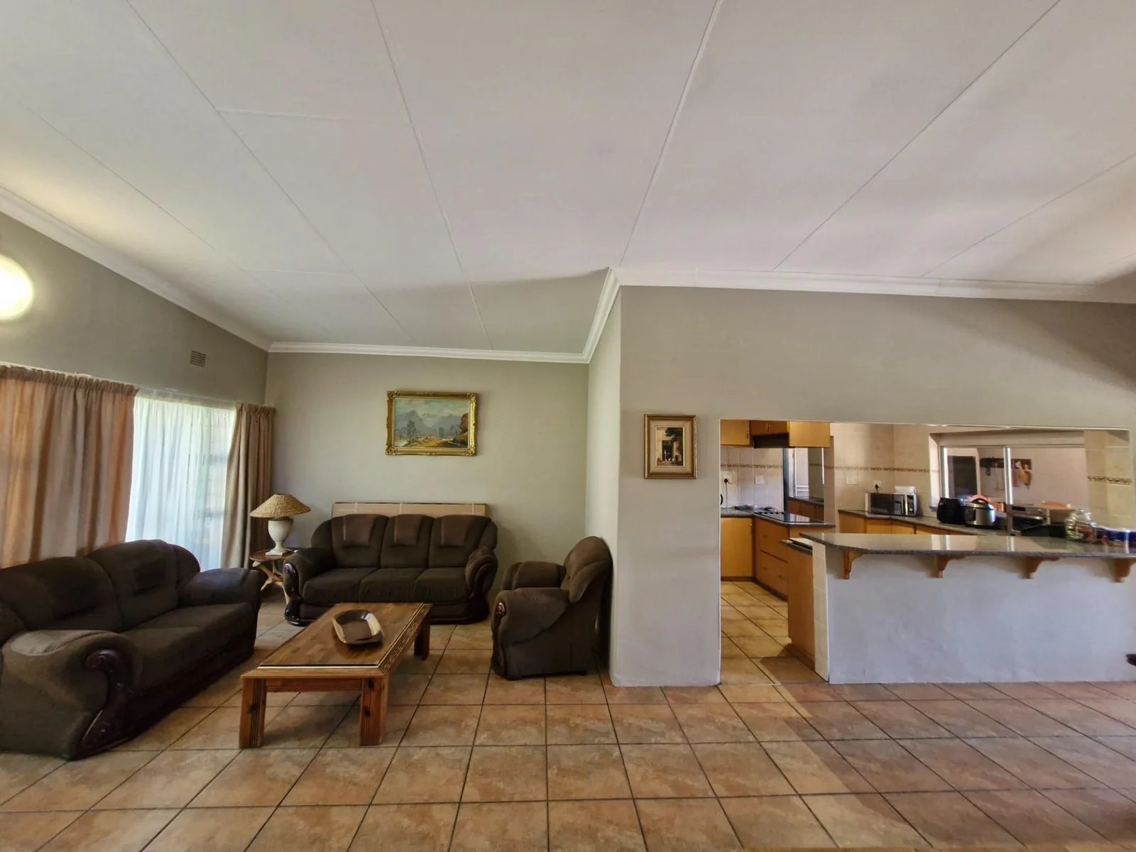 Entertainer's paradise - spacious home with premium features !