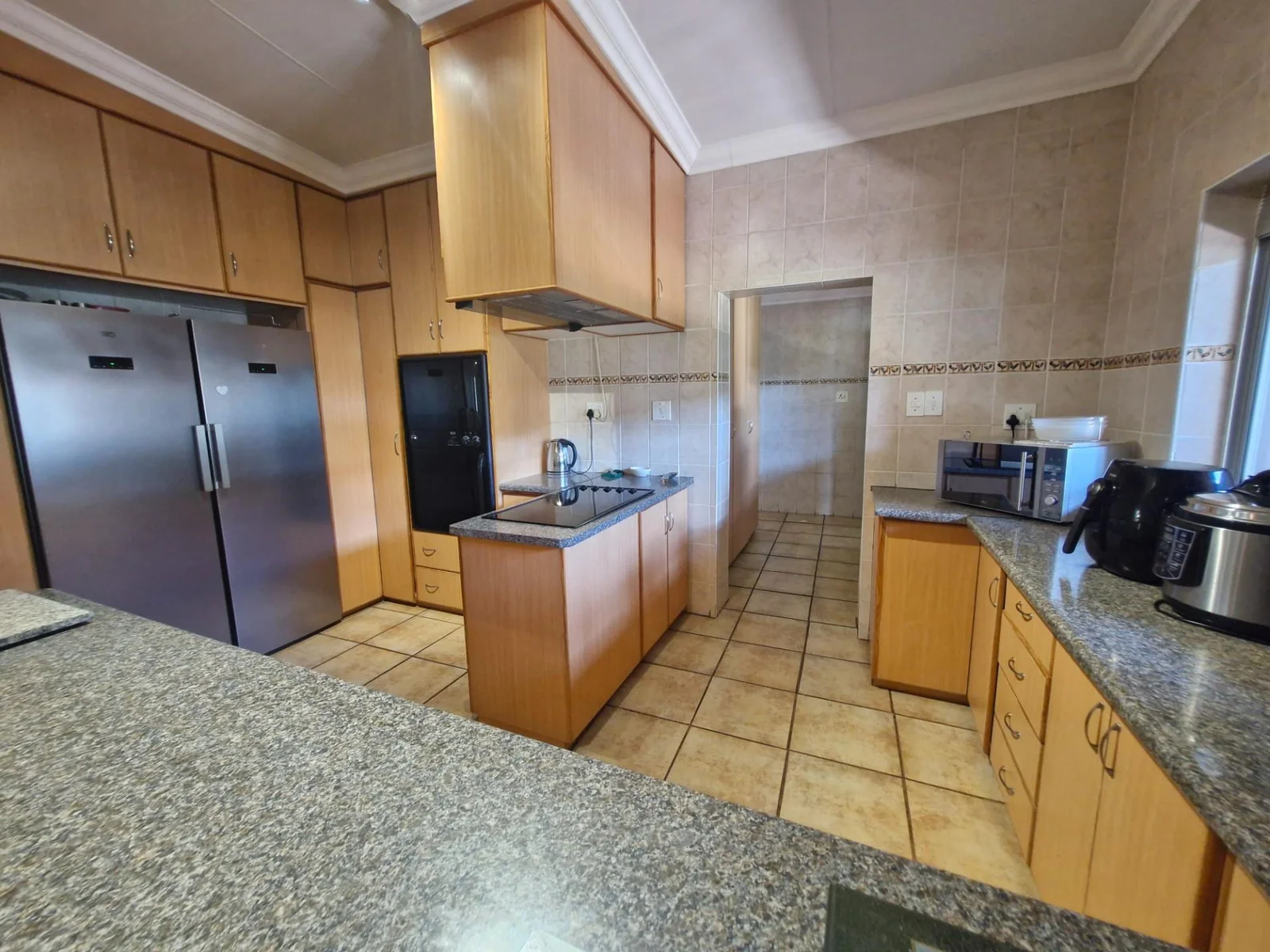 Entertainer's paradise - spacious home with premium features !