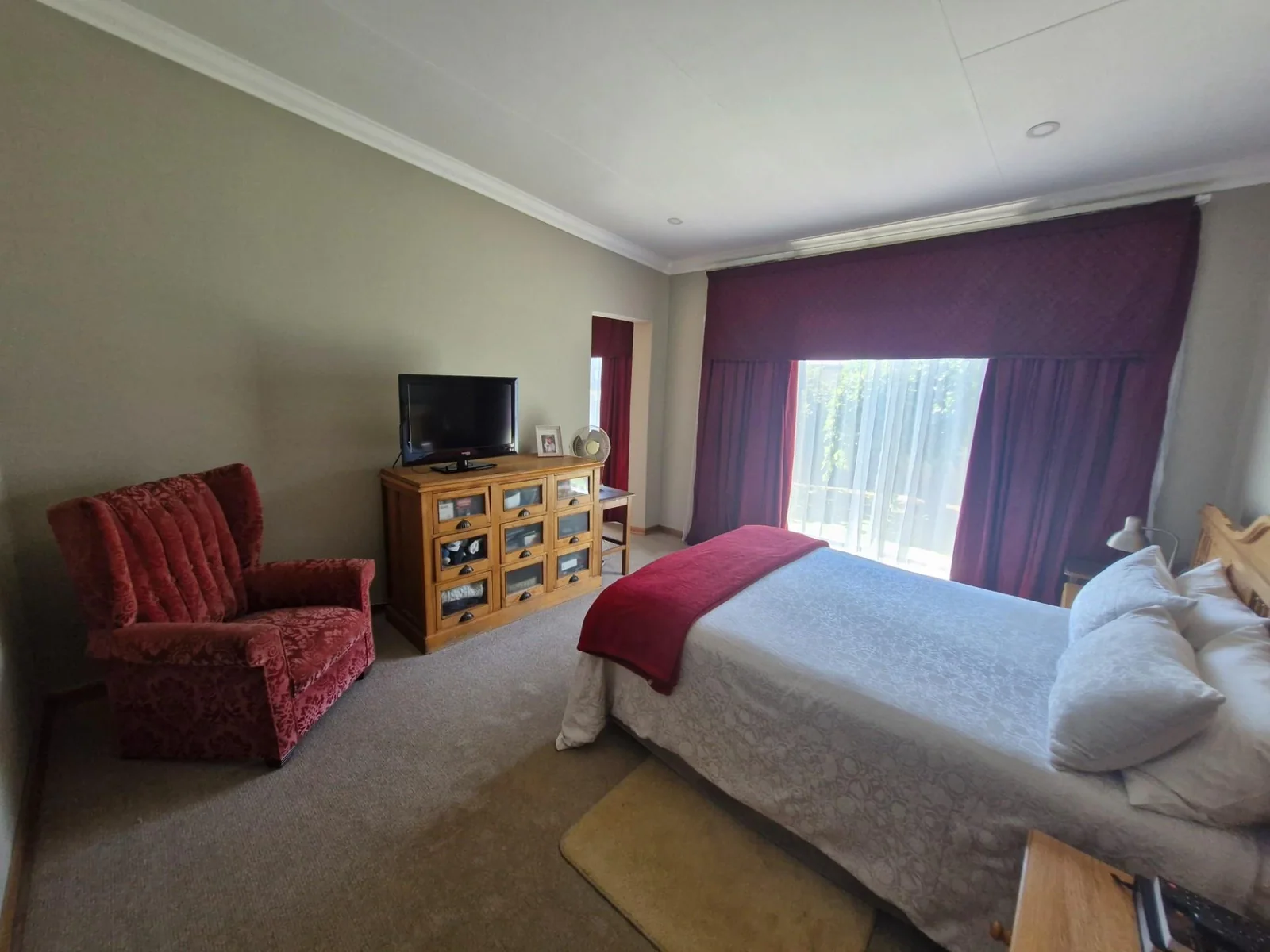 Entertainer's paradise - spacious home with premium features !