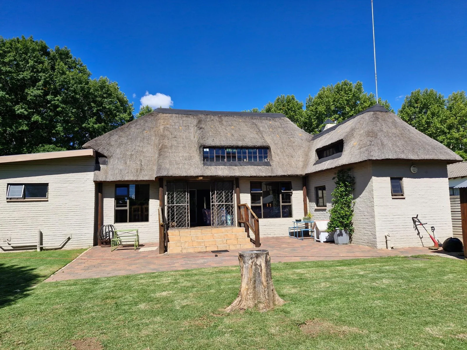 Entertainer's paradise - spacious home with premium features !