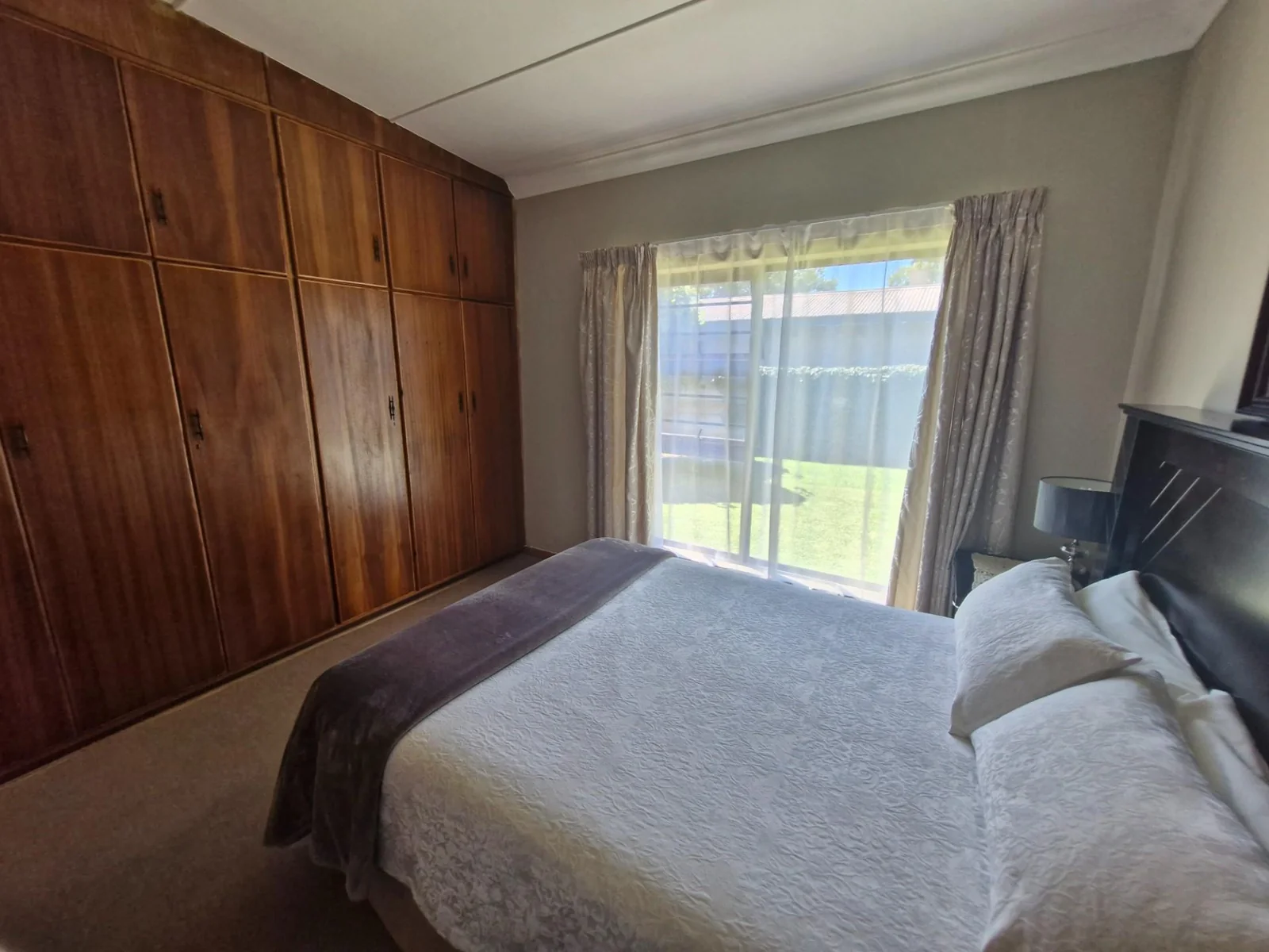 Entertainer's paradise - spacious home with premium features !